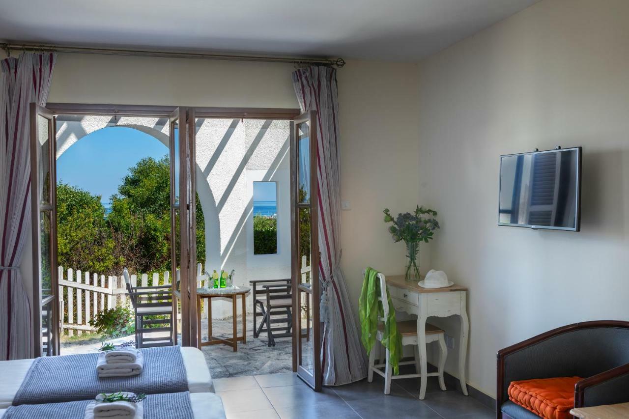11 Zen Hostel Latchi Dış mekan fotoğraf